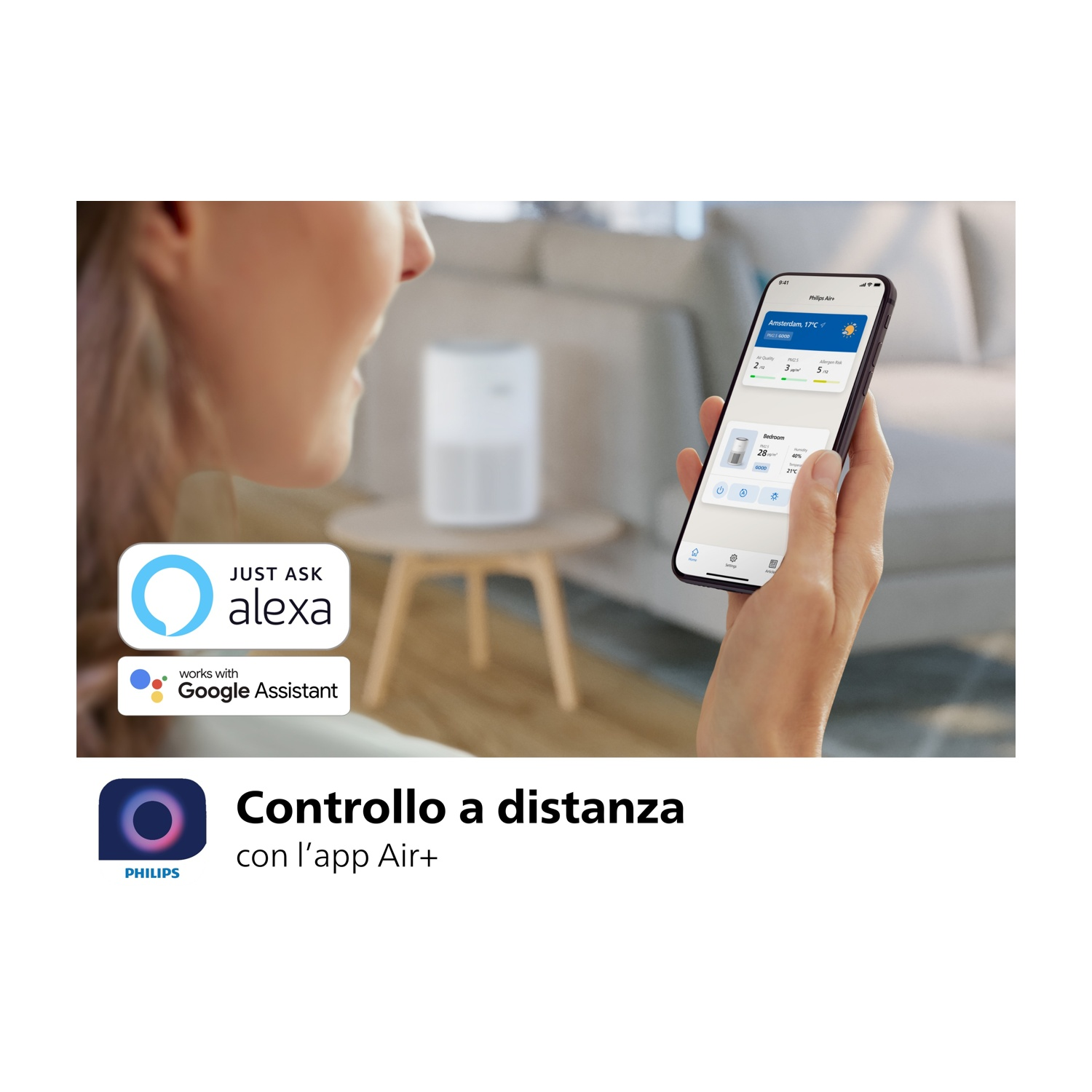 Donna che utilizza l'app per la casa intelligente sullo smartphone. Un purificatore d'aria bianco è sul tavolo sullo sfondo.
