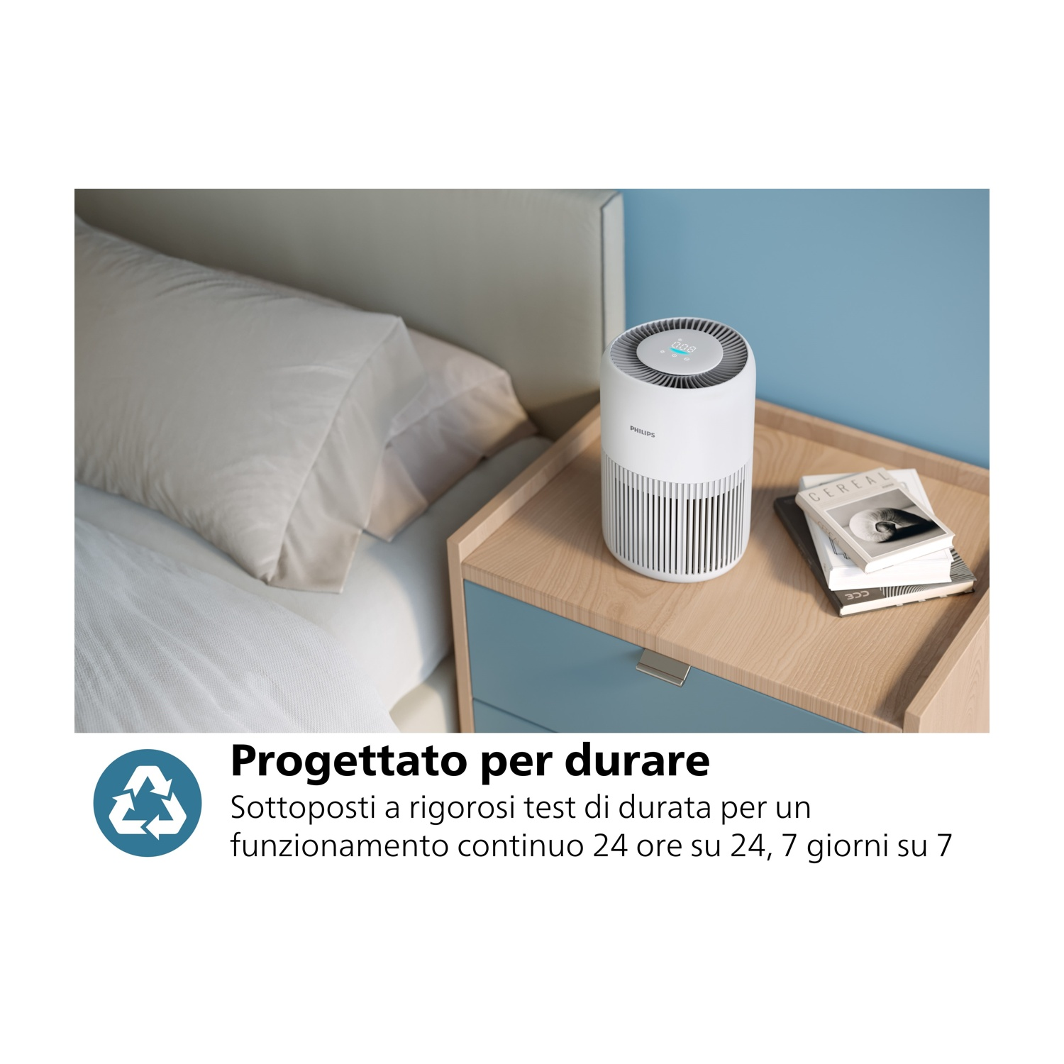 Purificatore d'aria bianco su un comodino. Un letto sullo sfondo, con testo sulla durata.