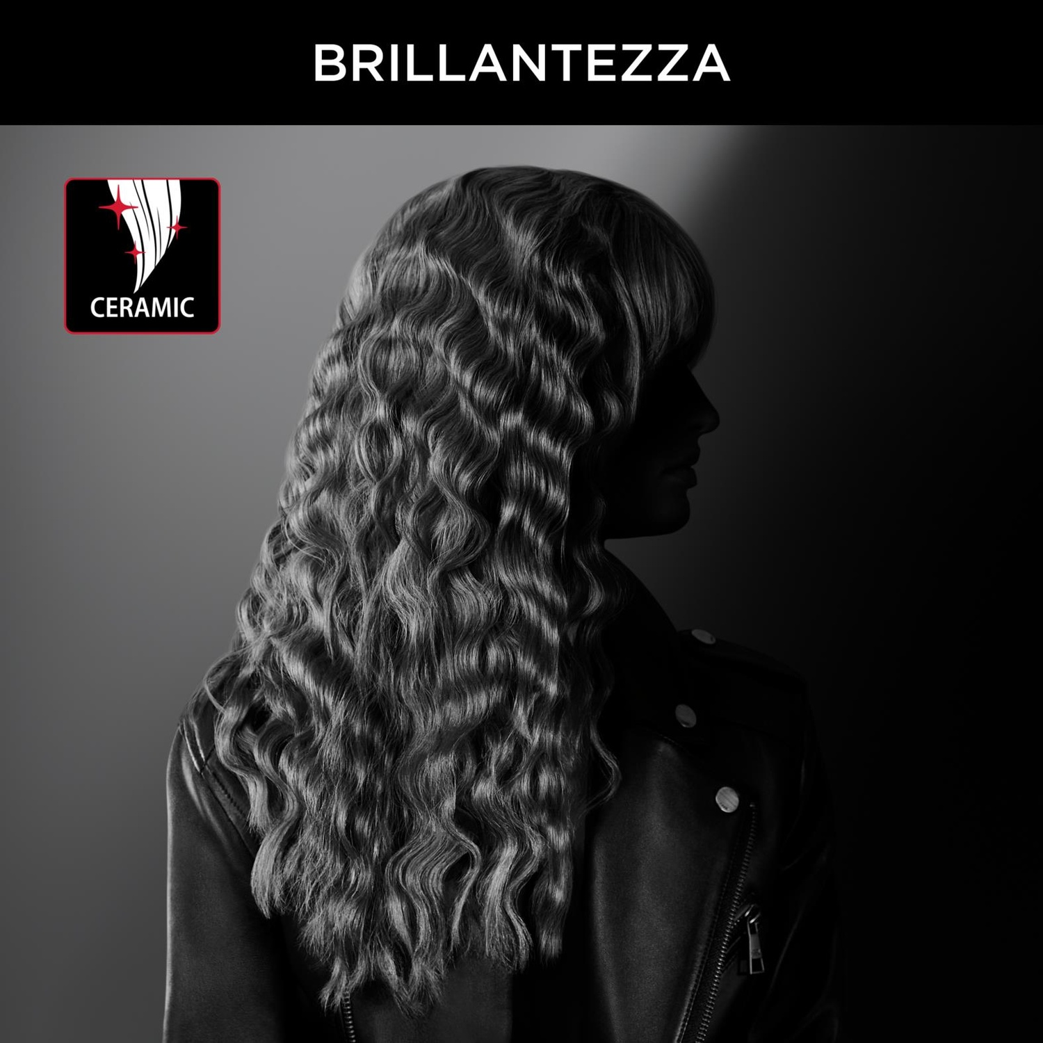 Una donna con lunghi capelli mossi al buio, con un'icona in ceramica.