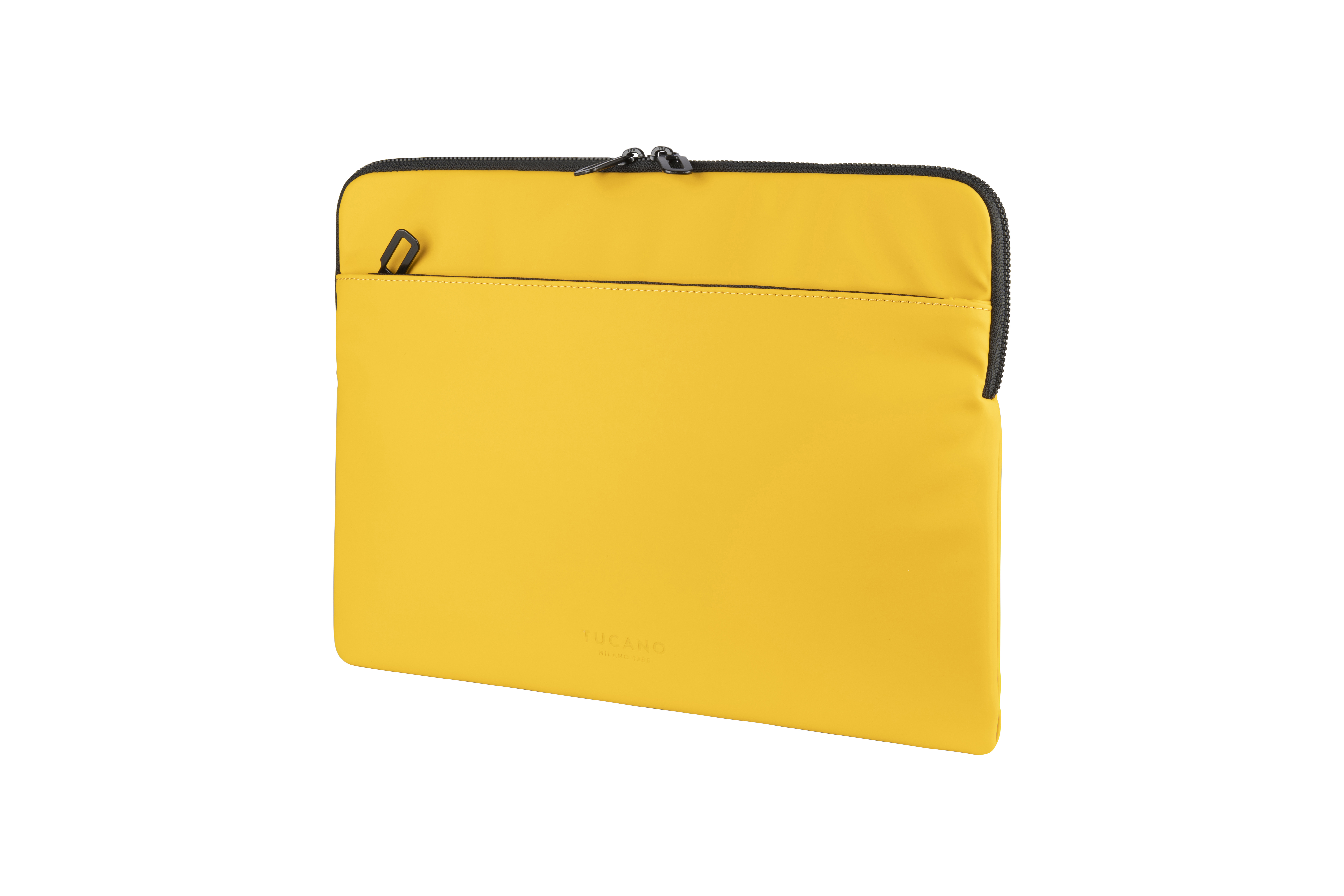 Gelbe Laptoptasche mit schwarzem Reißverschluss und Zuglasche, schräg auf Weiß.