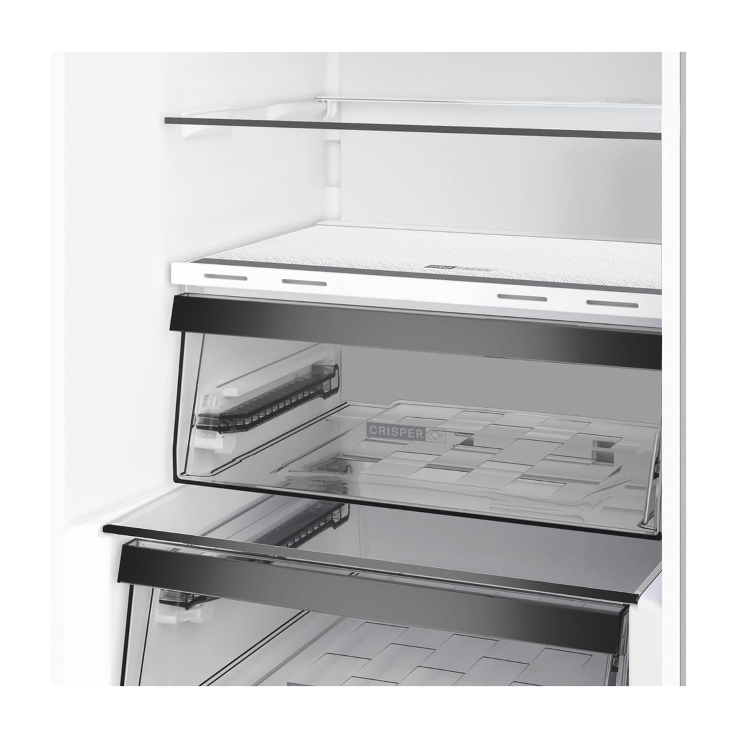 Frigorifero aperto con ripiani e cassetti. Cassetti trasparenti, che mostrano il contenuto. Interno bianco.