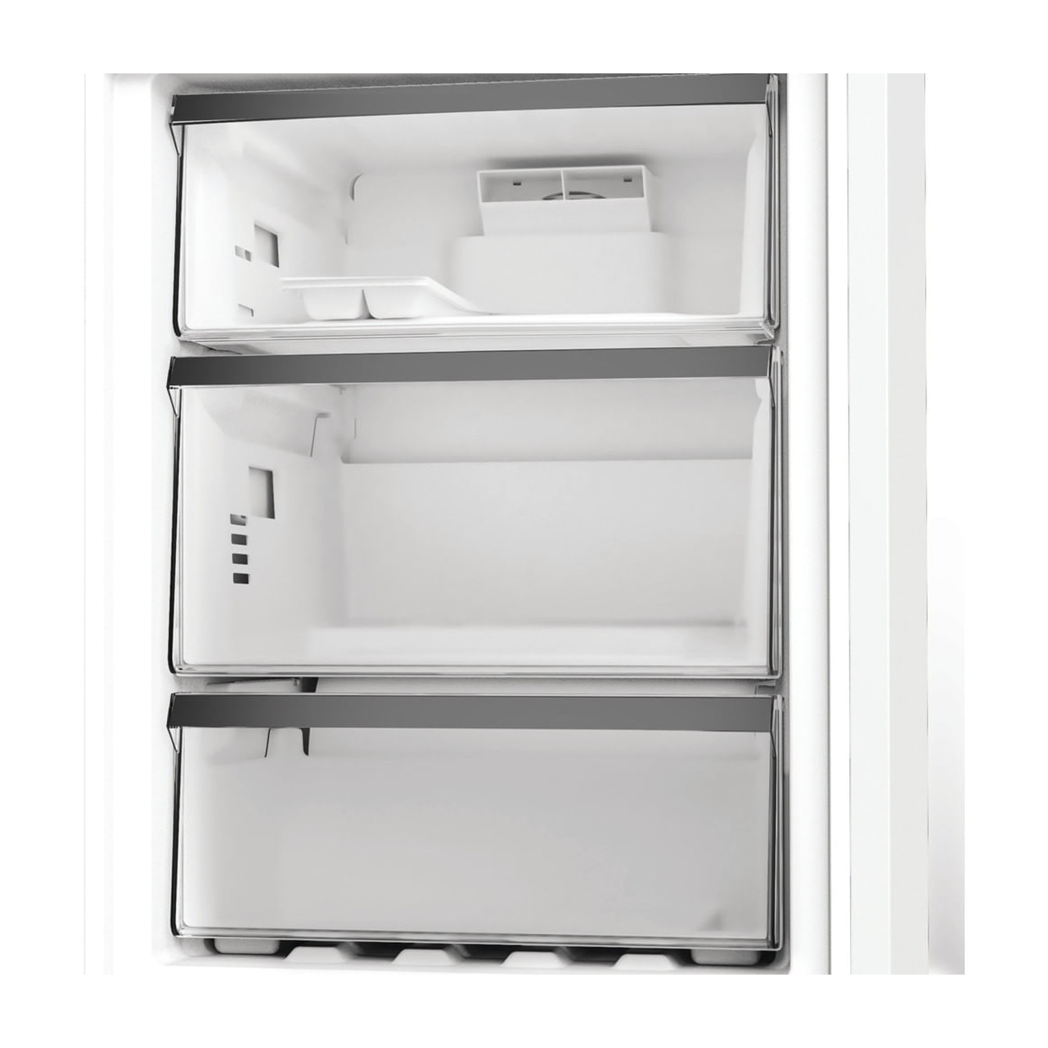 Interno di un frigorifero bianco con tre cassetti trasparenti.