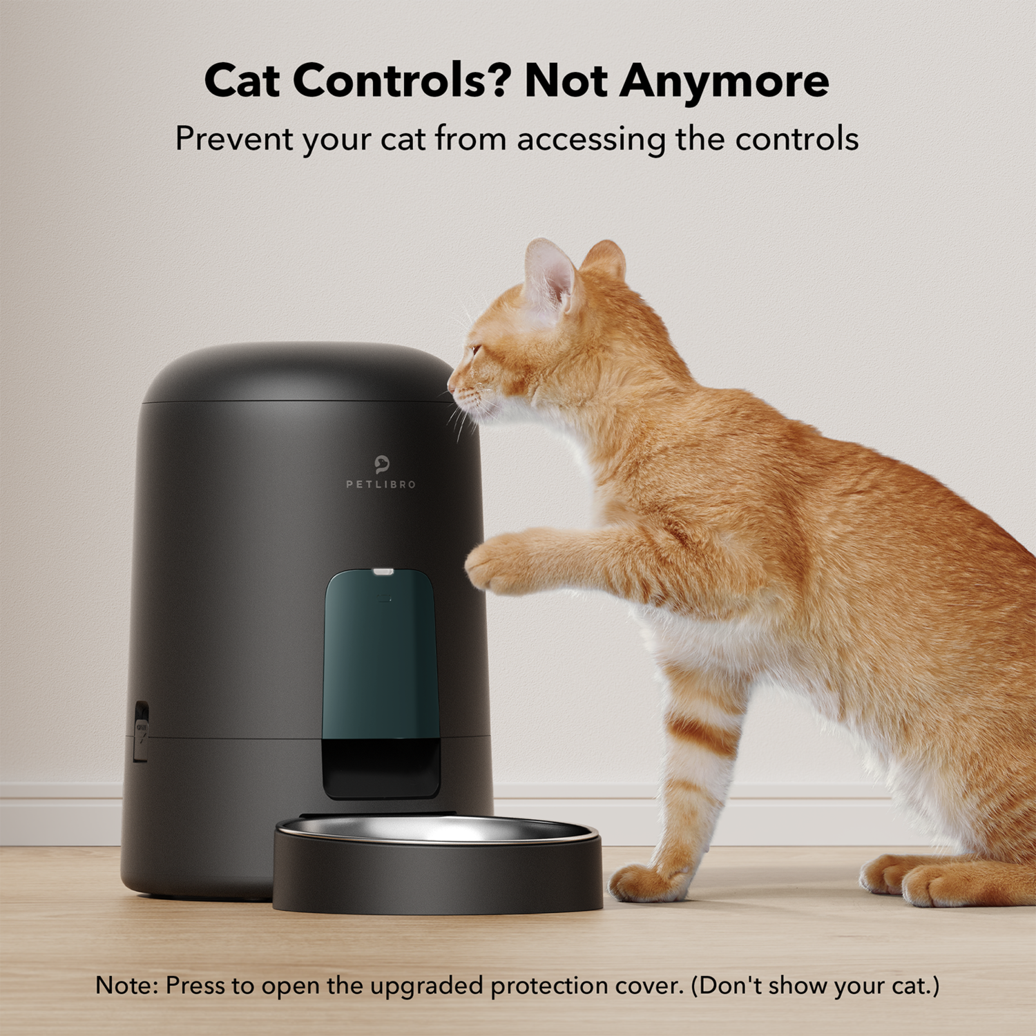 Een zwarte kattenvoerdispenser met een kat die ernaar reikt, witte achtergrond.