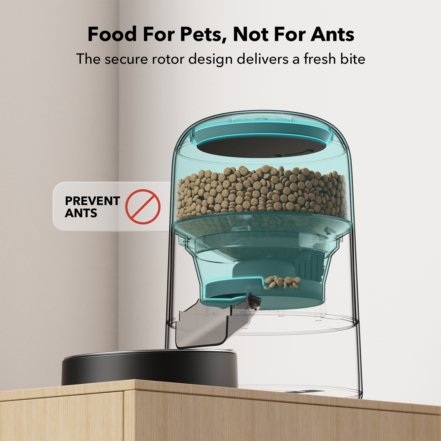 Een voederbak voor huisdieren met voer. Een bord met 'PREVENT ANTS' met een rode cirkel en lijn.