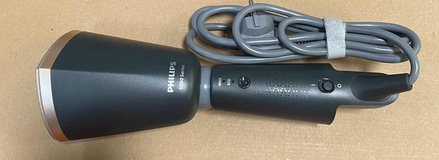 Parownica do włosów Philips serii 5000, ciemnoszara i złota. Widoczny kabel i elementy sterowania.