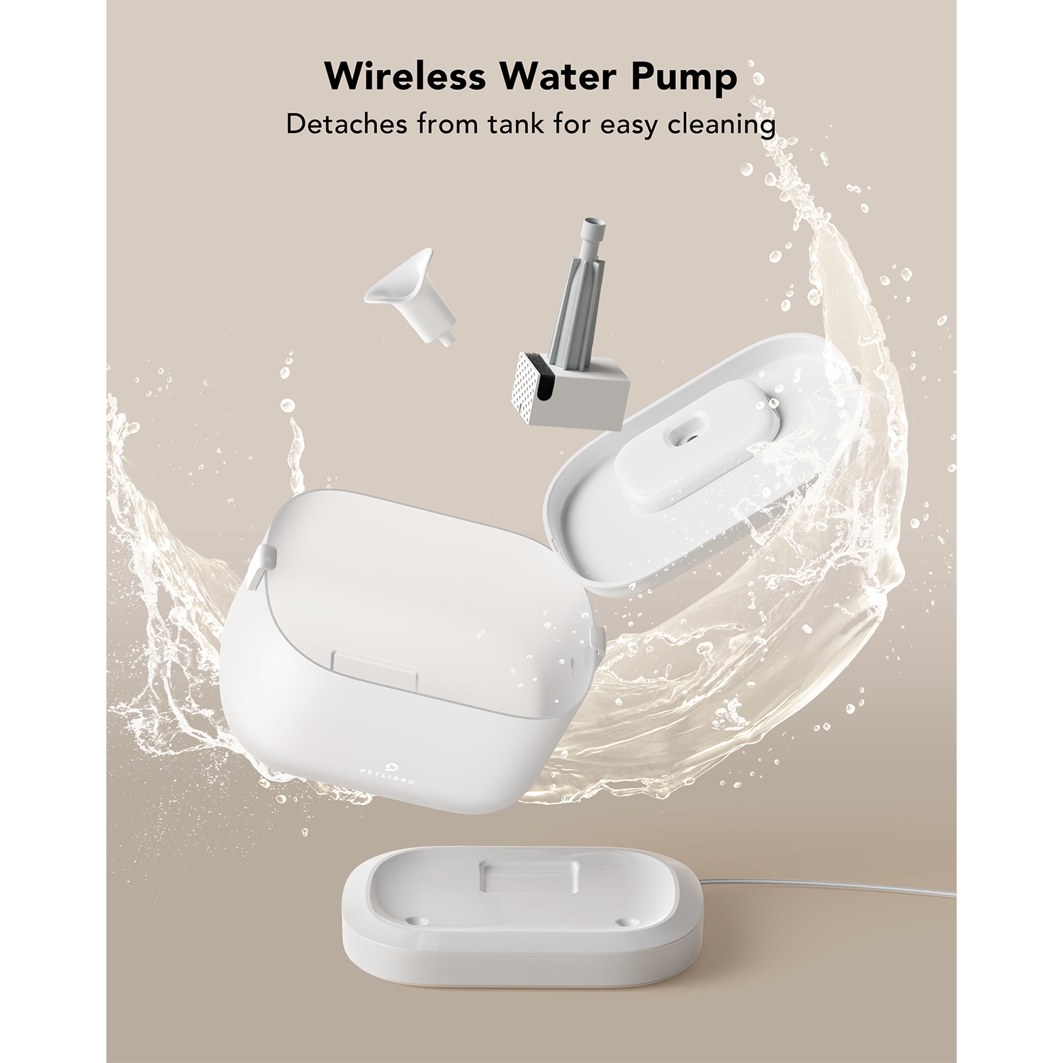 Witte draadloze waterpomp met losgemaakte onderdelen en waterspat effect op beige.