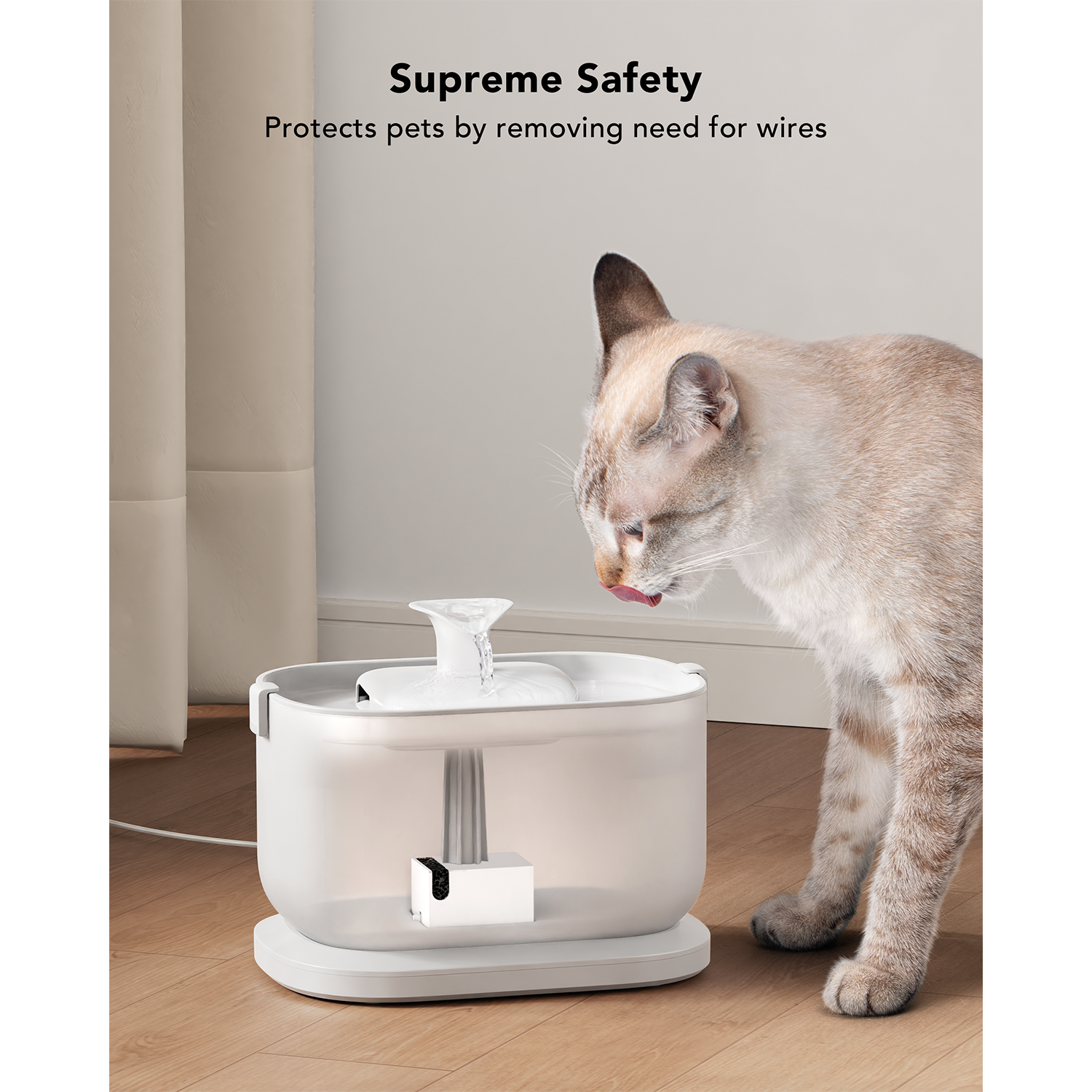 Een kat drinkt water uit een witte fontein voor huisdieren, met een witte achtergrond en tekst.