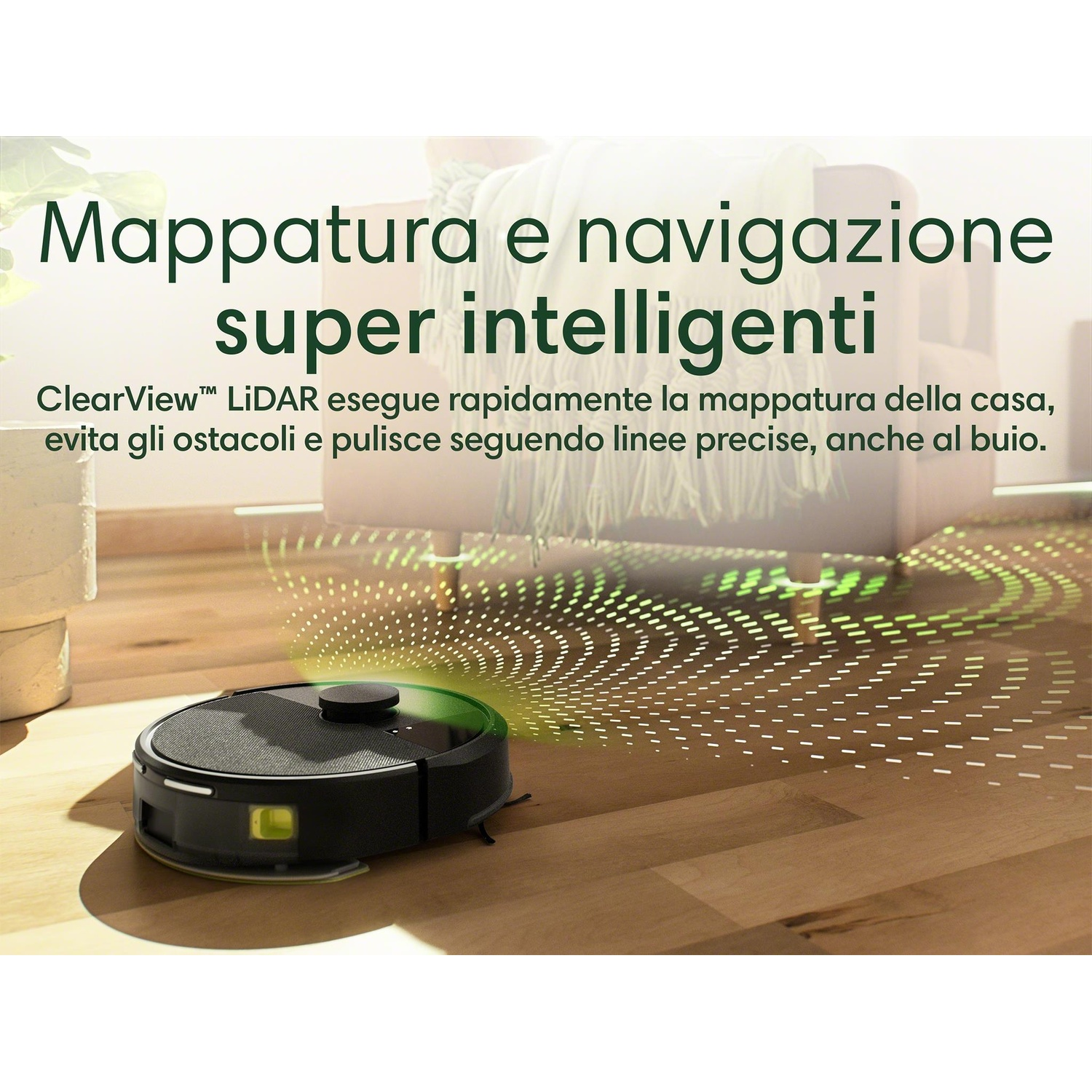 Un robot aspirapolvere nero su un pavimento in legno, testo sulla mappatura e un divano.