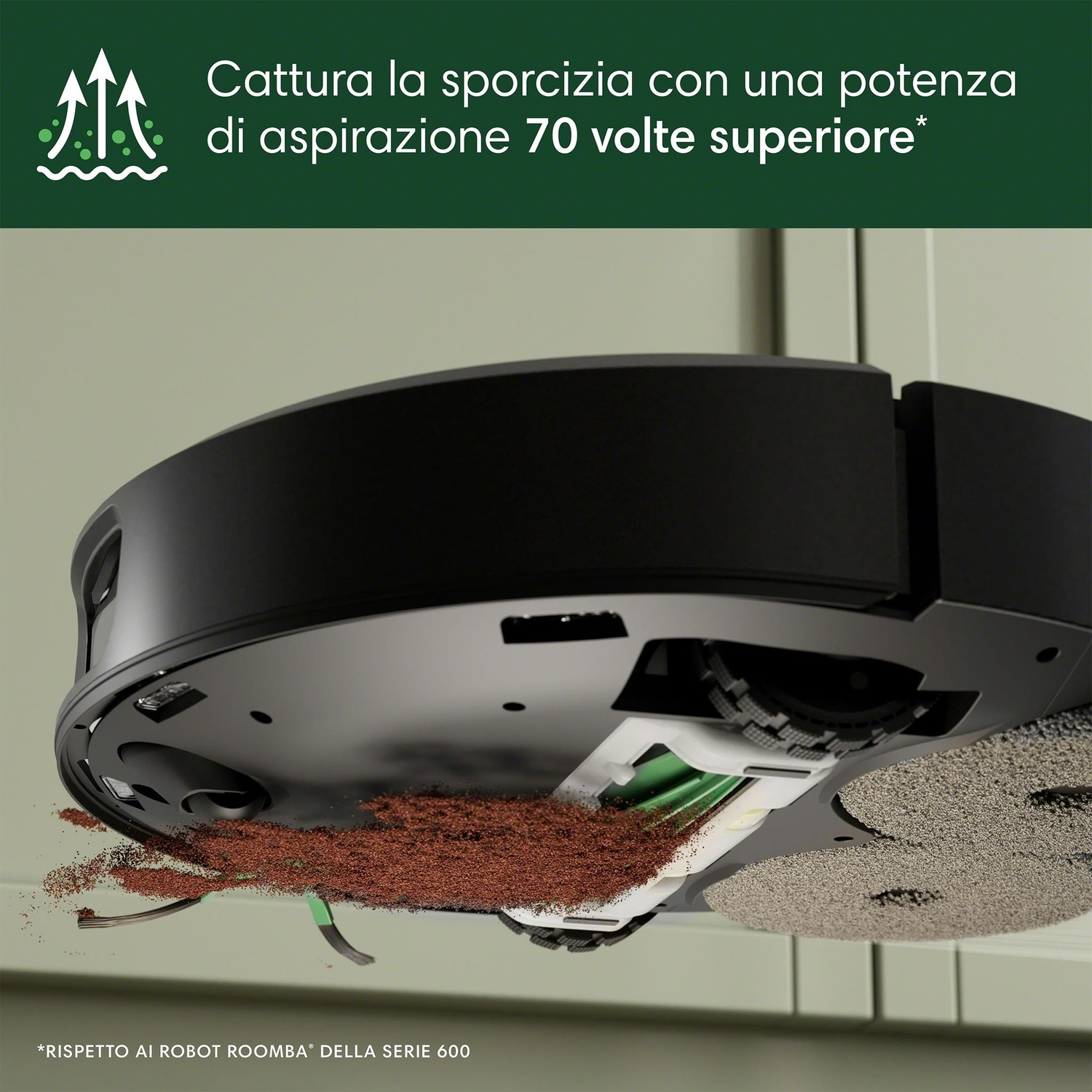 Aspirapolvere robotico che pulisce lo sporco. Lo sporco viene aspirato. Spazzola verde visibile. Testo in italiano.