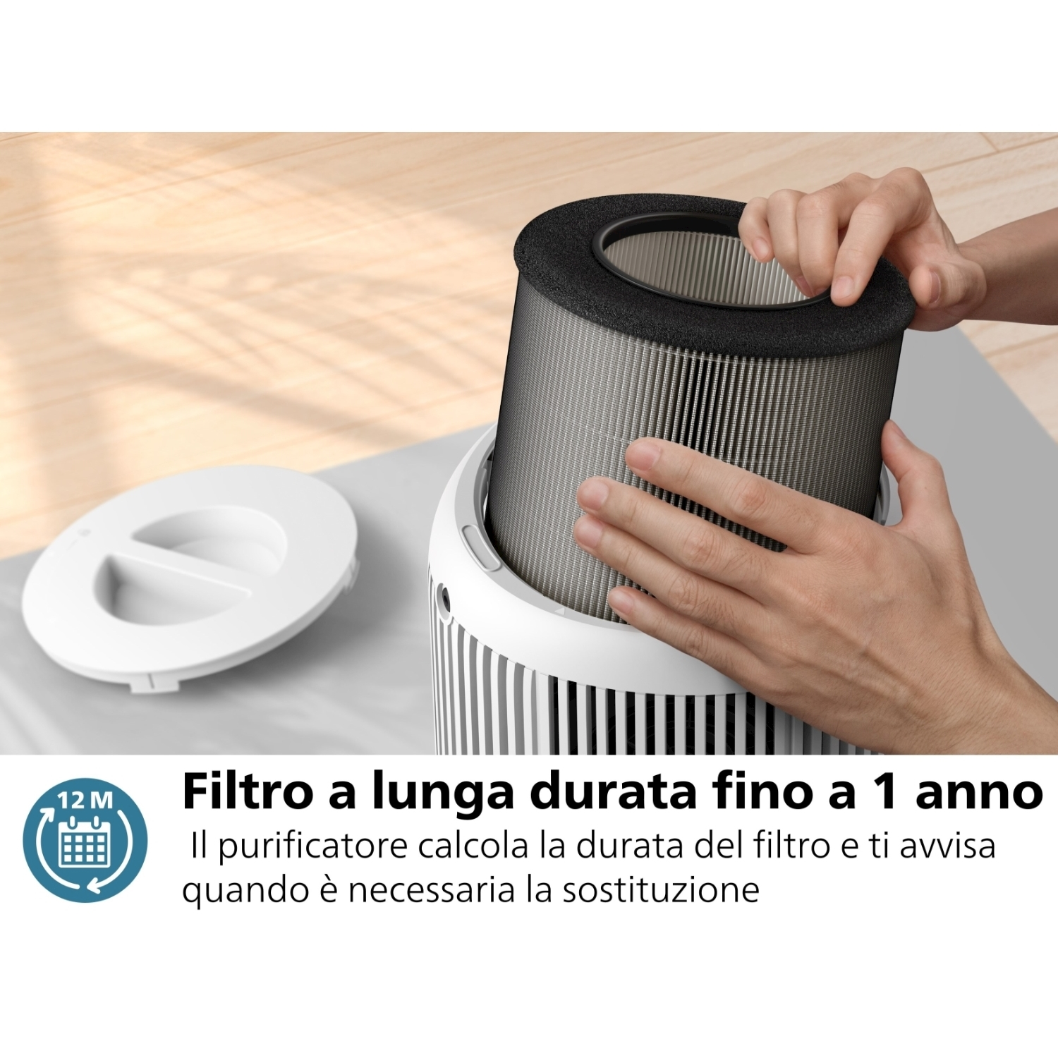 Mani che inseriscono un filtro in un purificatore d'aria. Testo sull'immagine: Filtro a lunga durata fino a 1 anno.