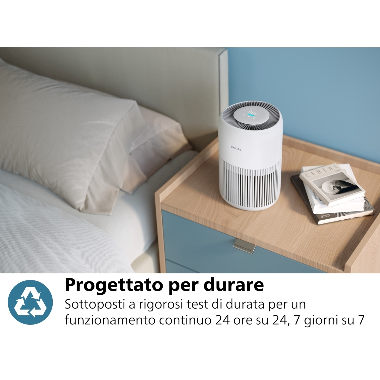 Purificatore d'aria bianco su un comodino in una camera da letto. Parete blu sullo sfondo.