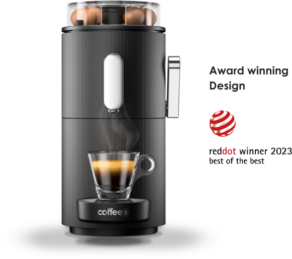Eine schwarze Kaffeemaschine mit einer Glastasse Espresso, der Text „Award winning Design“ ist sichtbar.