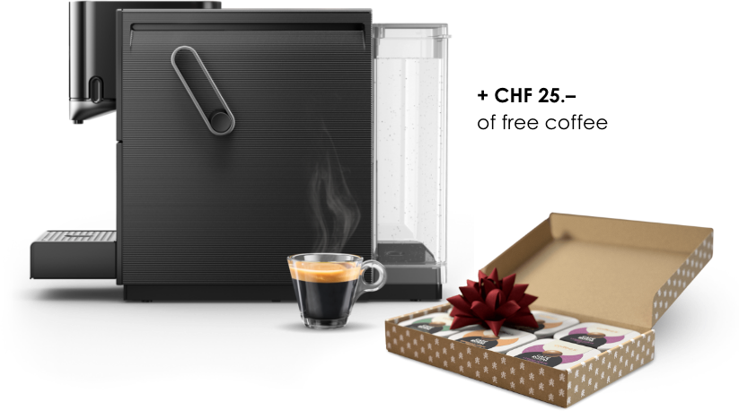 Schwarze Kaffeemaschine mit Wassertank, einer Tasse Kaffee und einer Schachtel Kaffeepads.