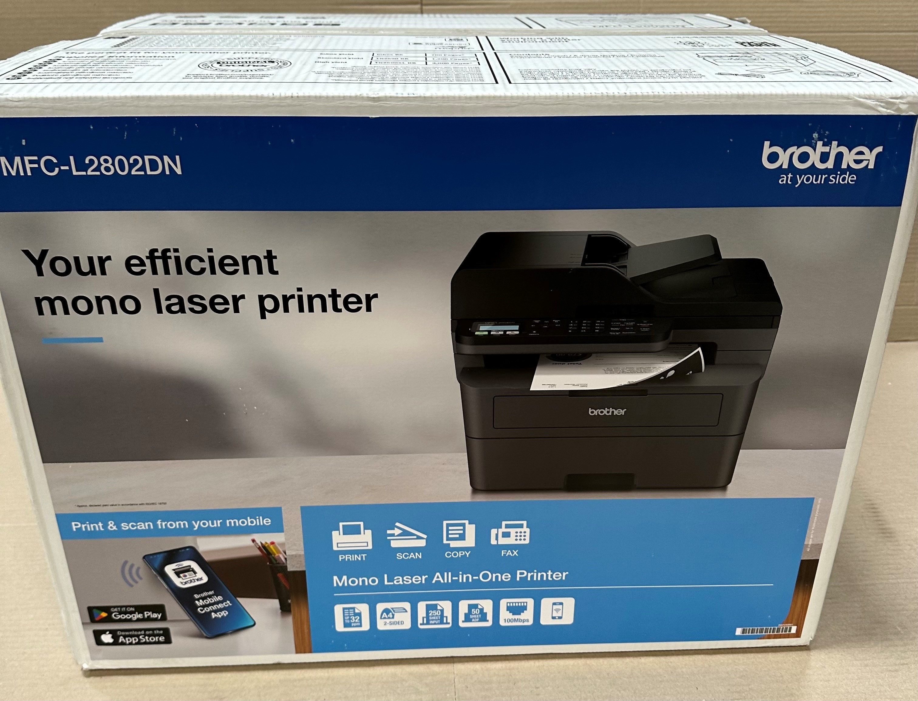 Pudełko monochromatycznej drukarki laserowej Brother MFC-L2802DN, z widocznym drukiem.