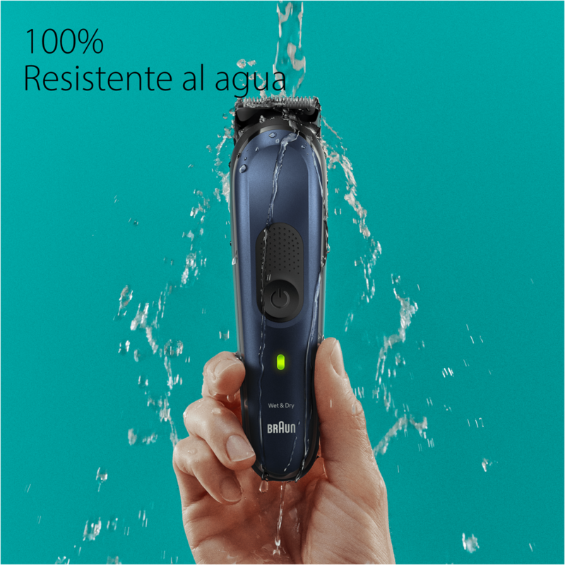 Una mano sostiene una afeitadora eléctrica azul y negra con salpicaduras de agua.