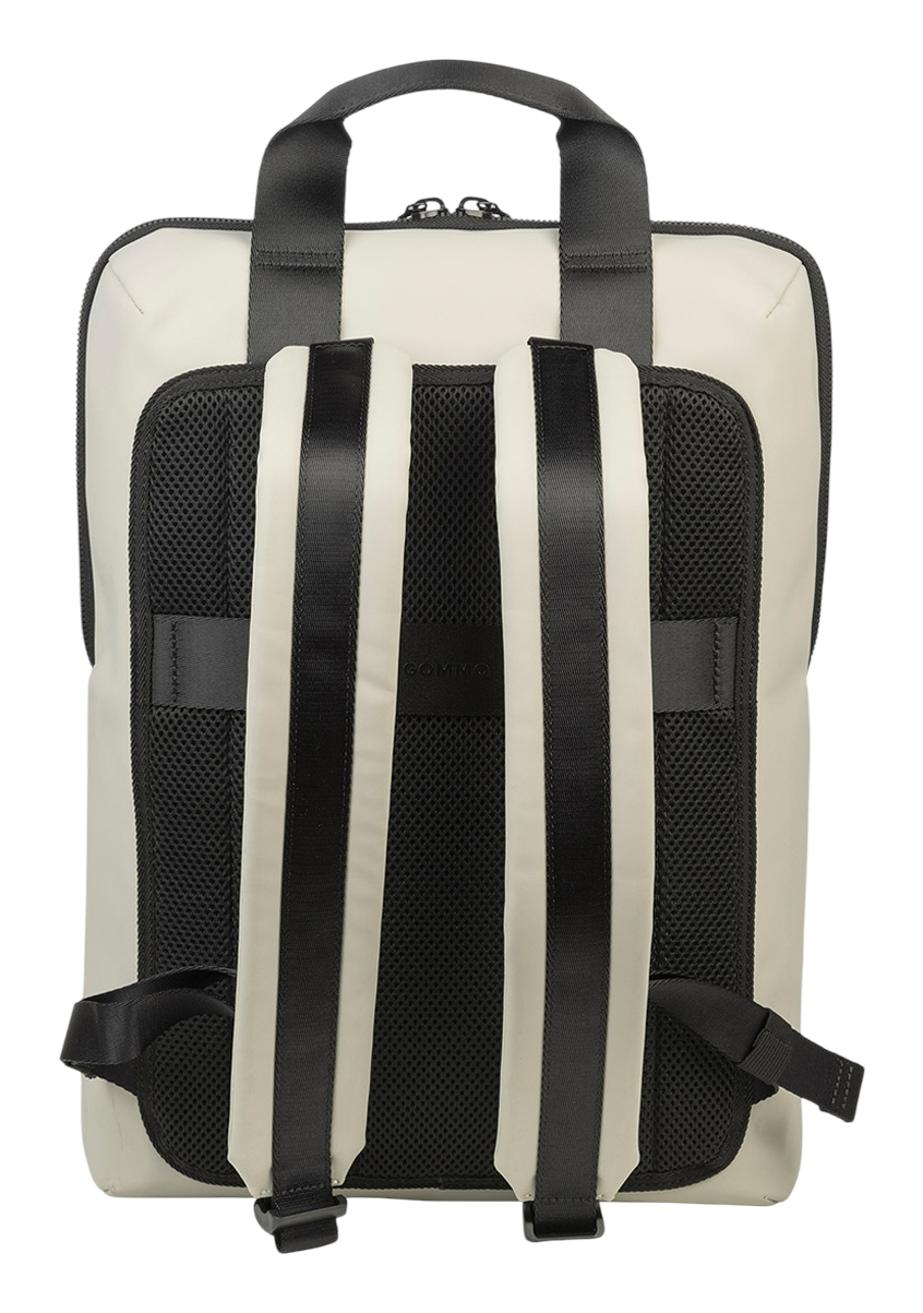 Rückseite eines weiß-grauen Rucksacks. Schwarze Gurte und ein schwarzes Mesh-Rückenteil sind sichtbar.