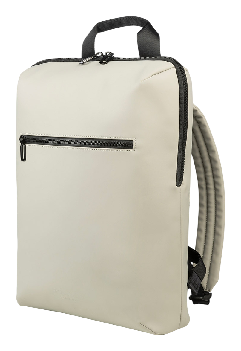Ein beigefarbener Rucksack mit schwarzen Reißverschlüssen und Trägern. Schwarzer Hintergrund. Er hat ein stromlinienförmiges Design.