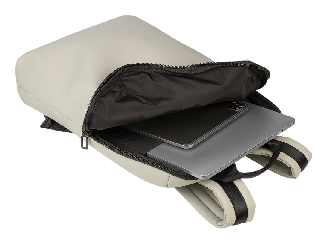 Ein offener Rucksack, der ein Tablet und einen Laptop im Inneren zeigt. Der Rucksack ist beige.