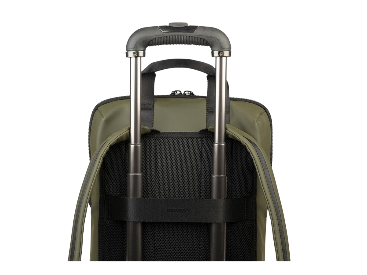 Nahaufnahme eines grünen Rucksacks mit Griff und Gepäckgriff.