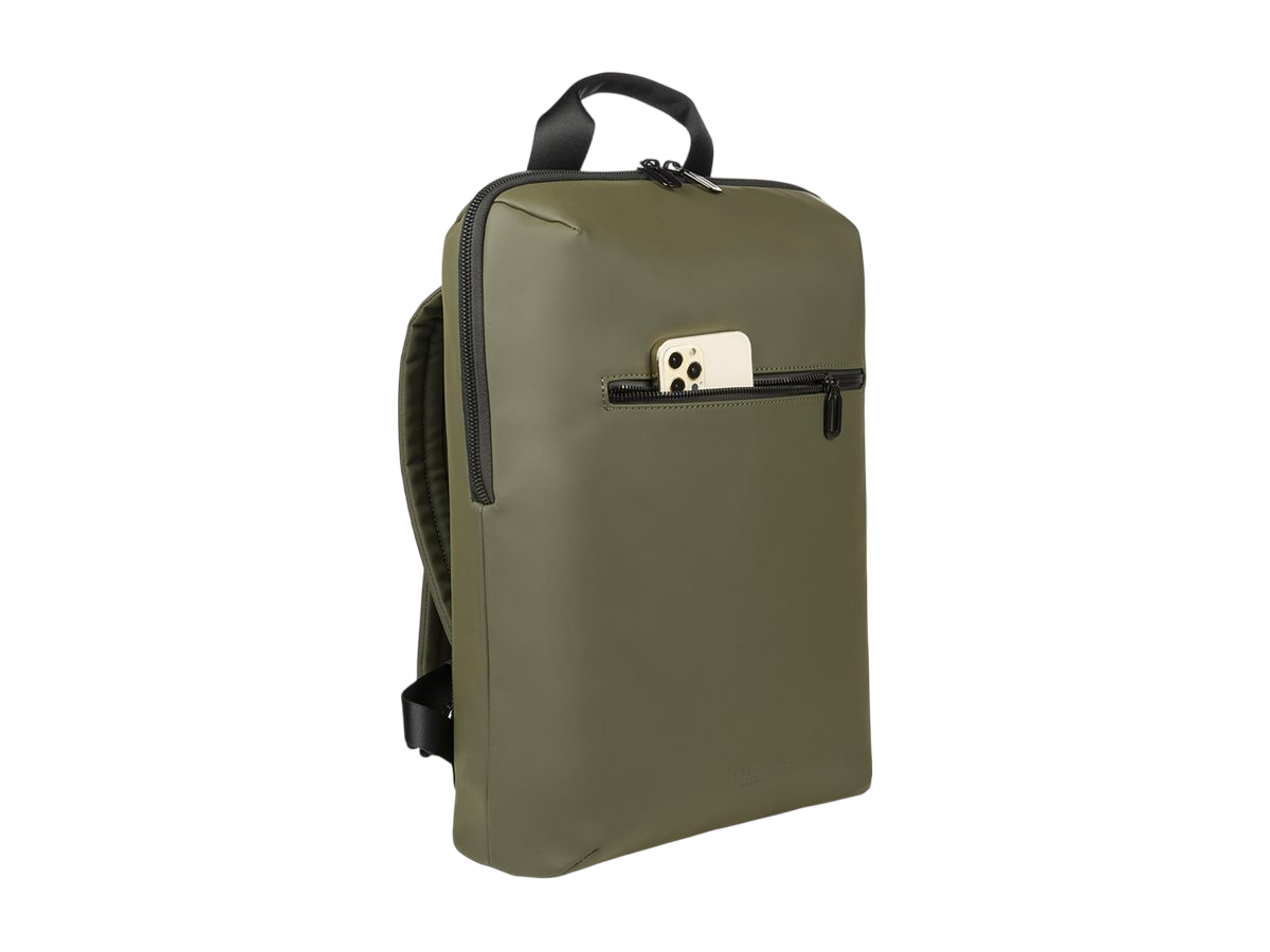 Grüner Rucksack mit einem Telefon in der Vordertasche, schwarzer Hintergrund.
