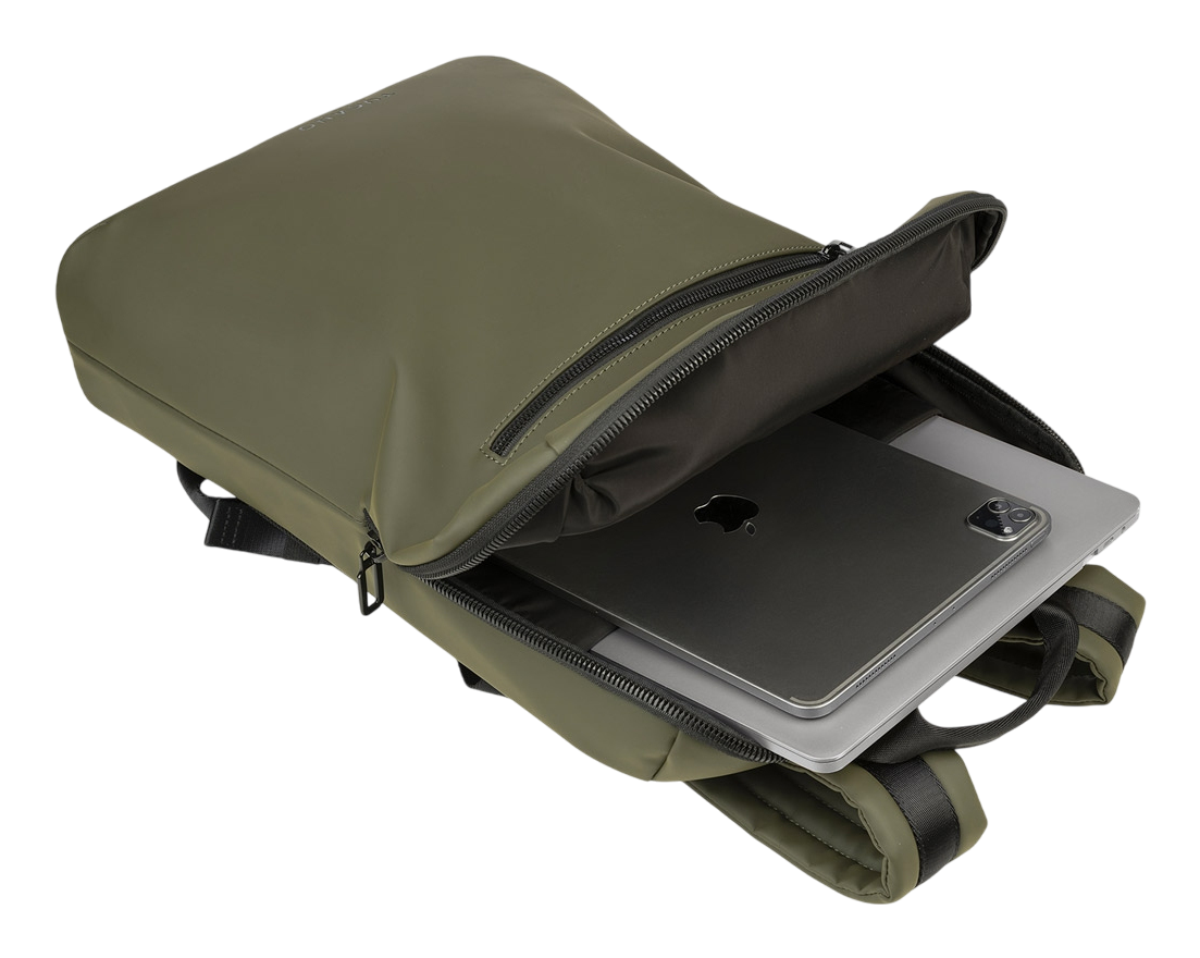 Offener grüner Rucksack mit einem Laptop darin.