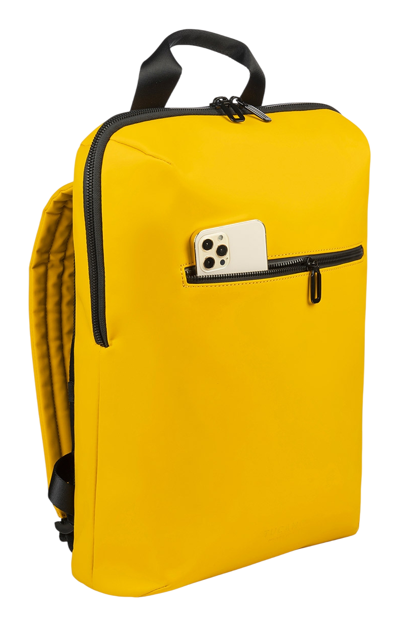 Gelber Rucksack mit schwarzem Reißverschluss. Ein Telefon befindet sich in der Vordertasche. Schwarzer Hintergrund.