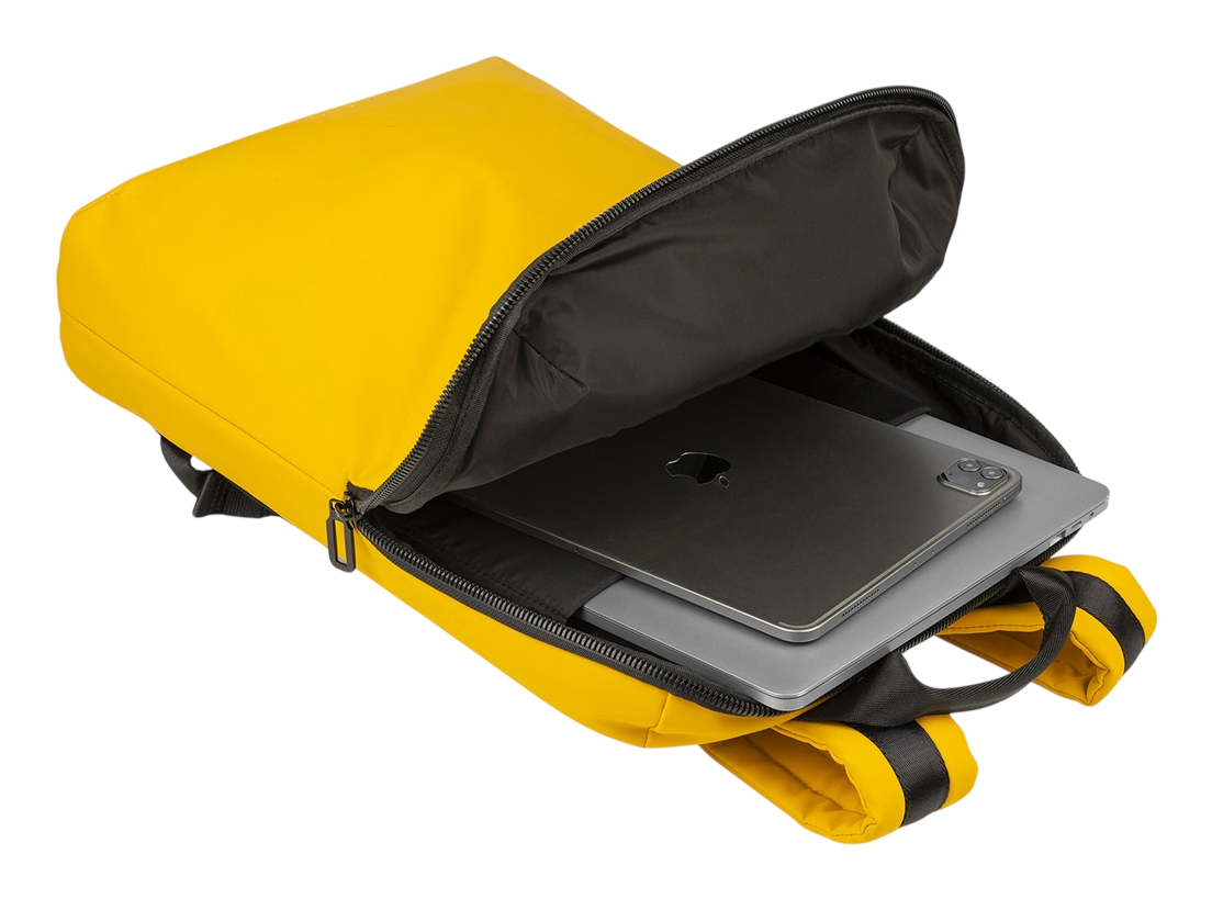 Gelber Rucksack geöffnet, zeigt Laptop und Tablet darin. Schwarzer Hintergrund.