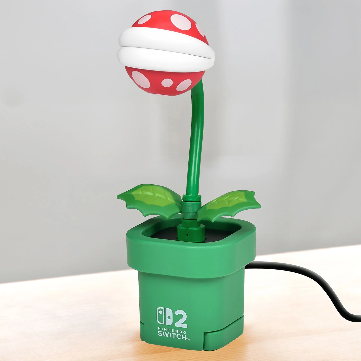 Piranha Plant lamp van de Nintendo Switch, in een groene pot.