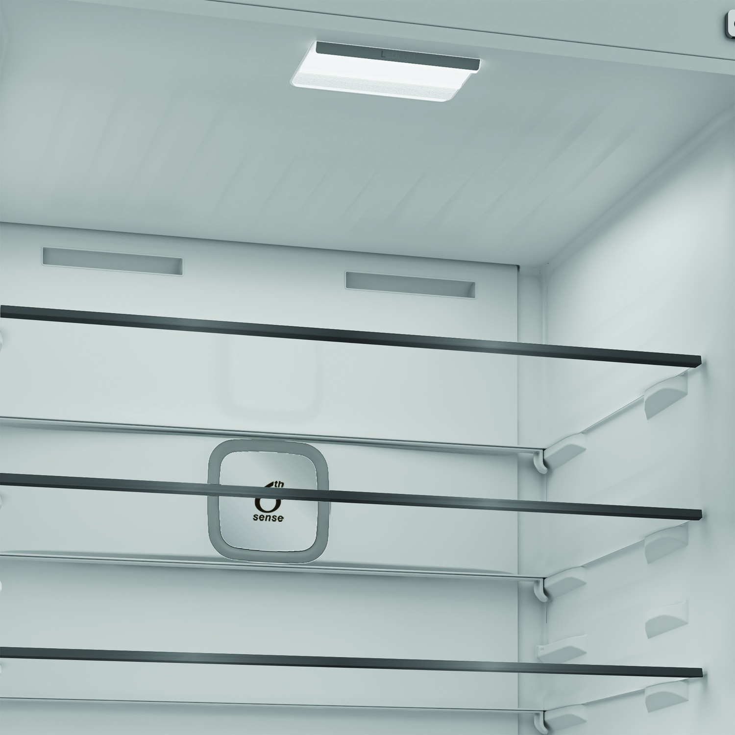 Interno di un frigorifero con ripiani in vetro, luce LED e simbolo sense.