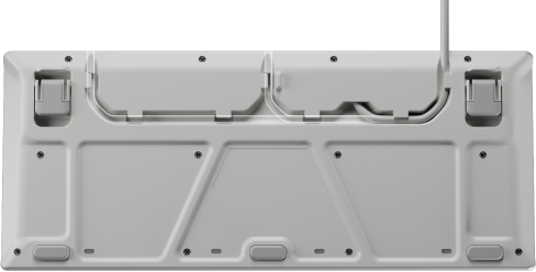 Die Unterseite einer weißen Tastatur mit zwei verstellbaren Füßen und ein paar Schrauben.