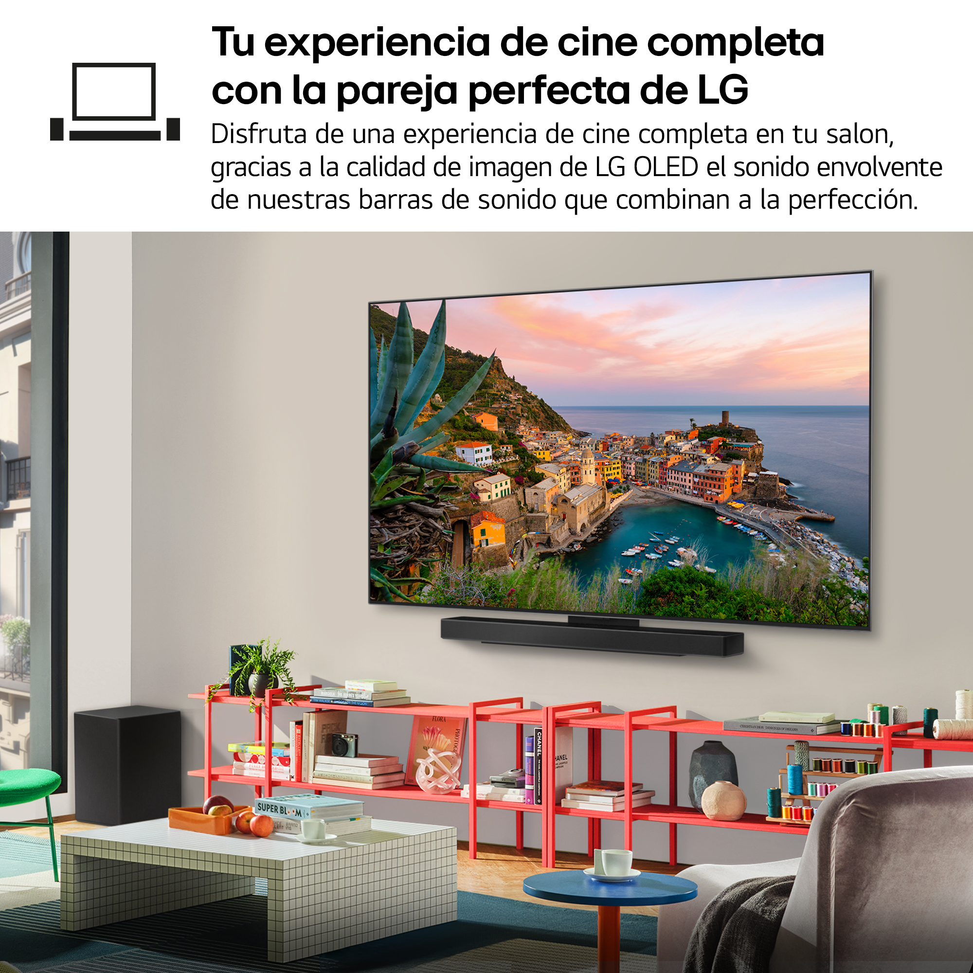 TV con escena de ciudad, barra de sonido y subwoofer en estante de habitación.