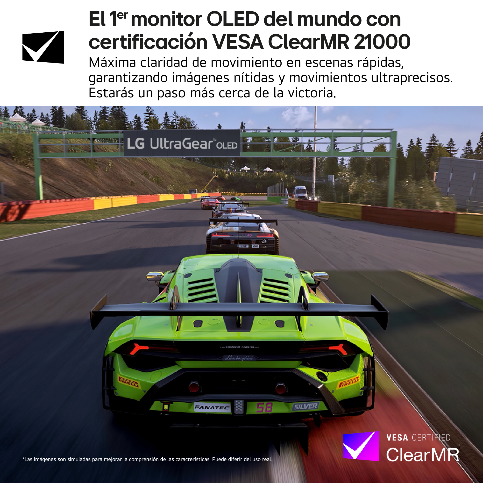 Coches de carreras en pista, vista desde detrás de un coche verde. Monitor al fondo.