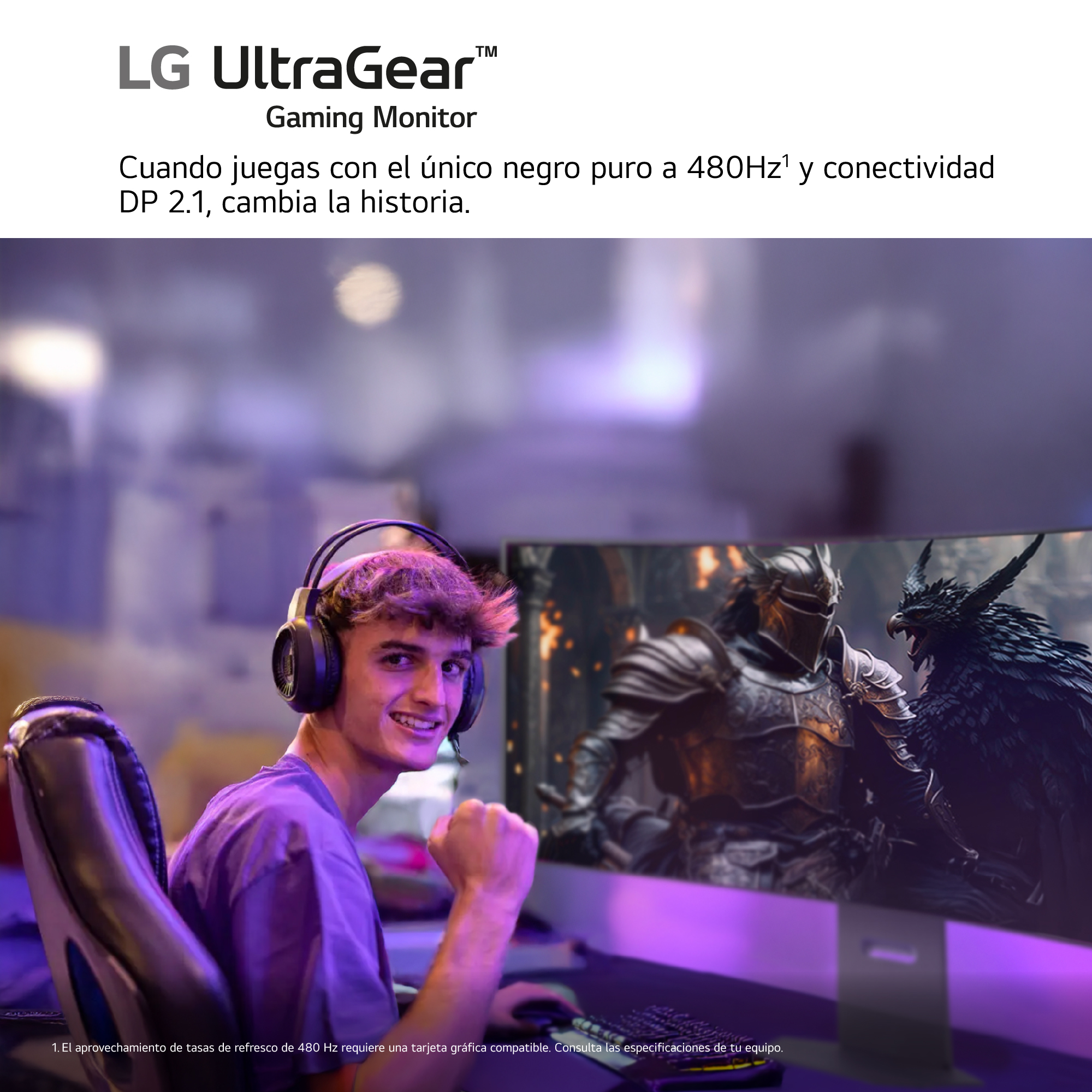 Un joven jugando un videojuego en un monitor curvo con auriculares puestos.