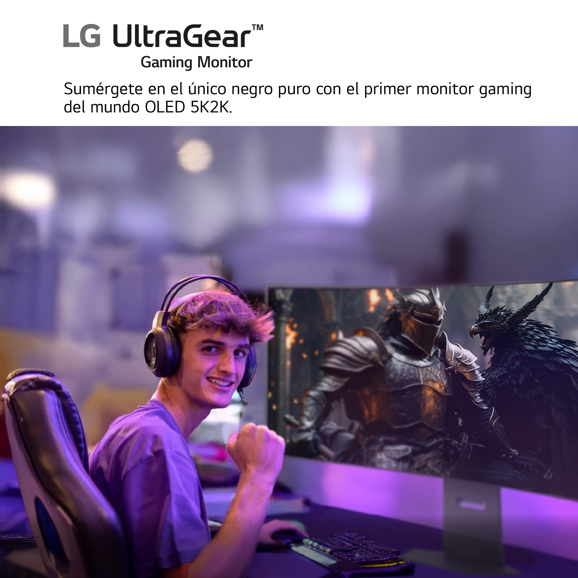 Una persona con auriculares mirando un monitor jugando un juego.