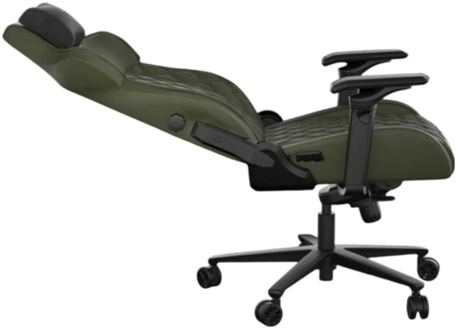 Zielony ergonomiczny fotel gamingowy, czarna podstawa, kółka. Regulowane podłokietniki, zagłówek. Białe tło.