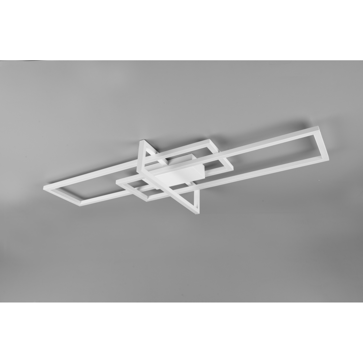 Lampada da soffitto bianca moderna con un design geometrico.
