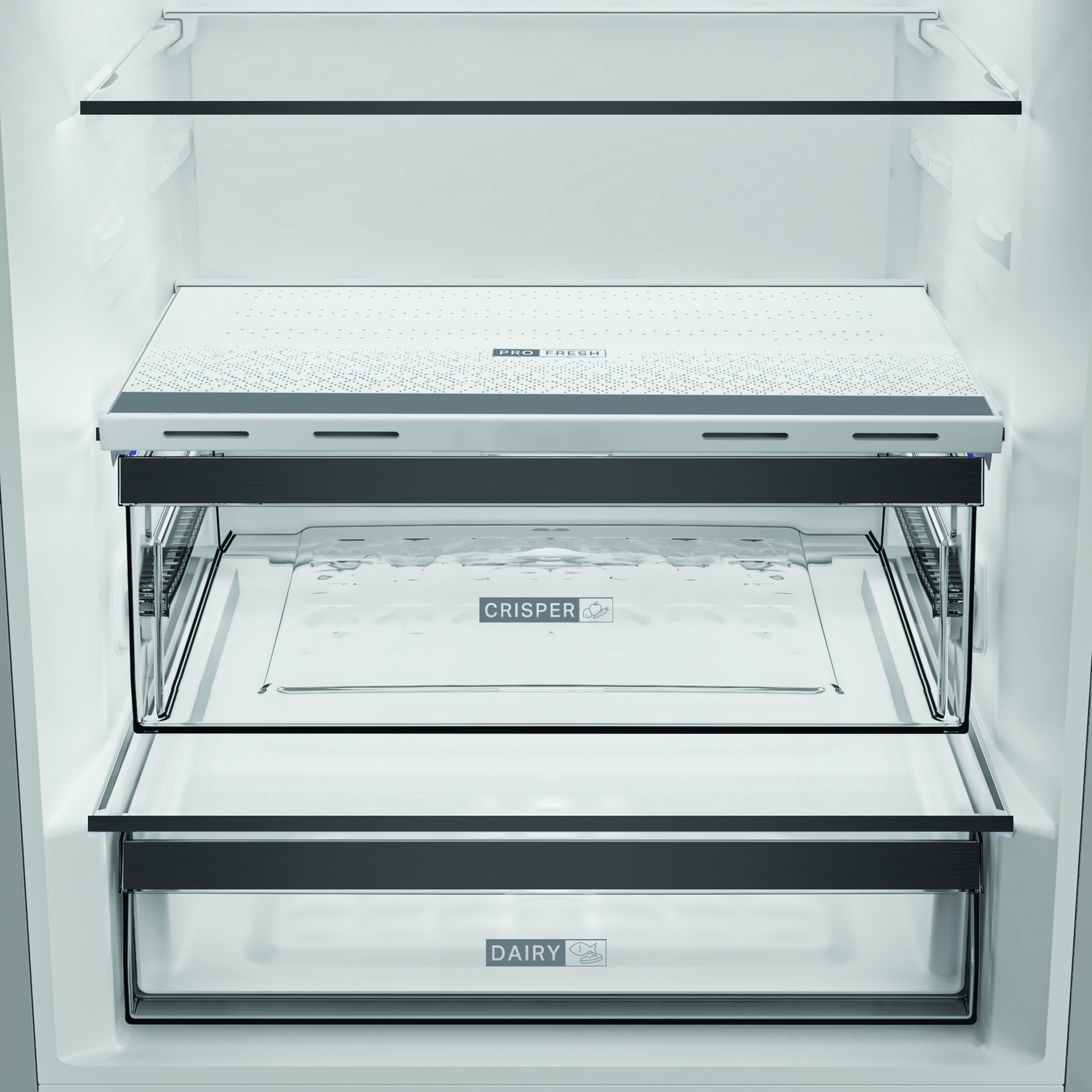 Interno del frigorifero con ripiani e cassetti con etichetta CRISPER e DAIRY.