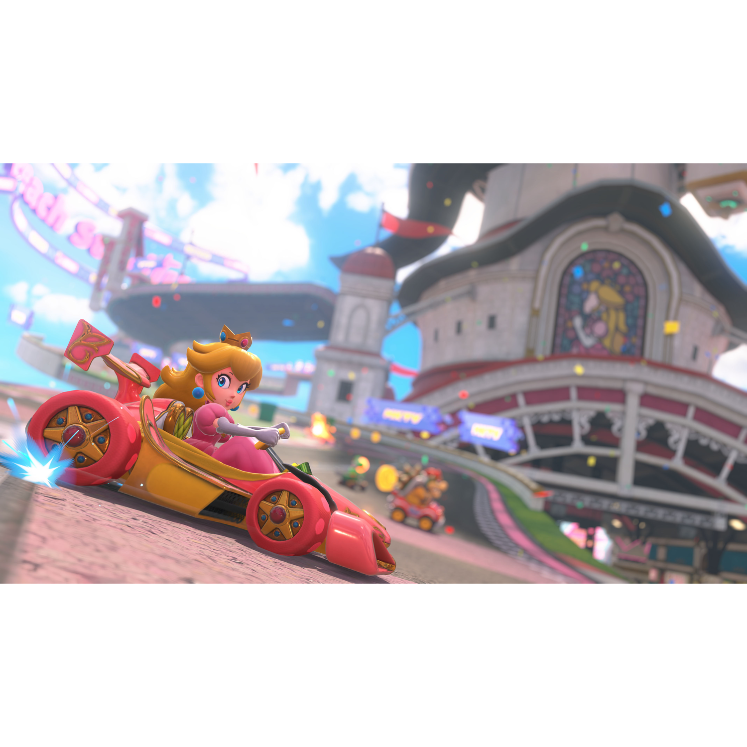 Prinses Peach rijdt in een rode kart op een racebaan. Gebouwen en andere racers op de achtergrond.