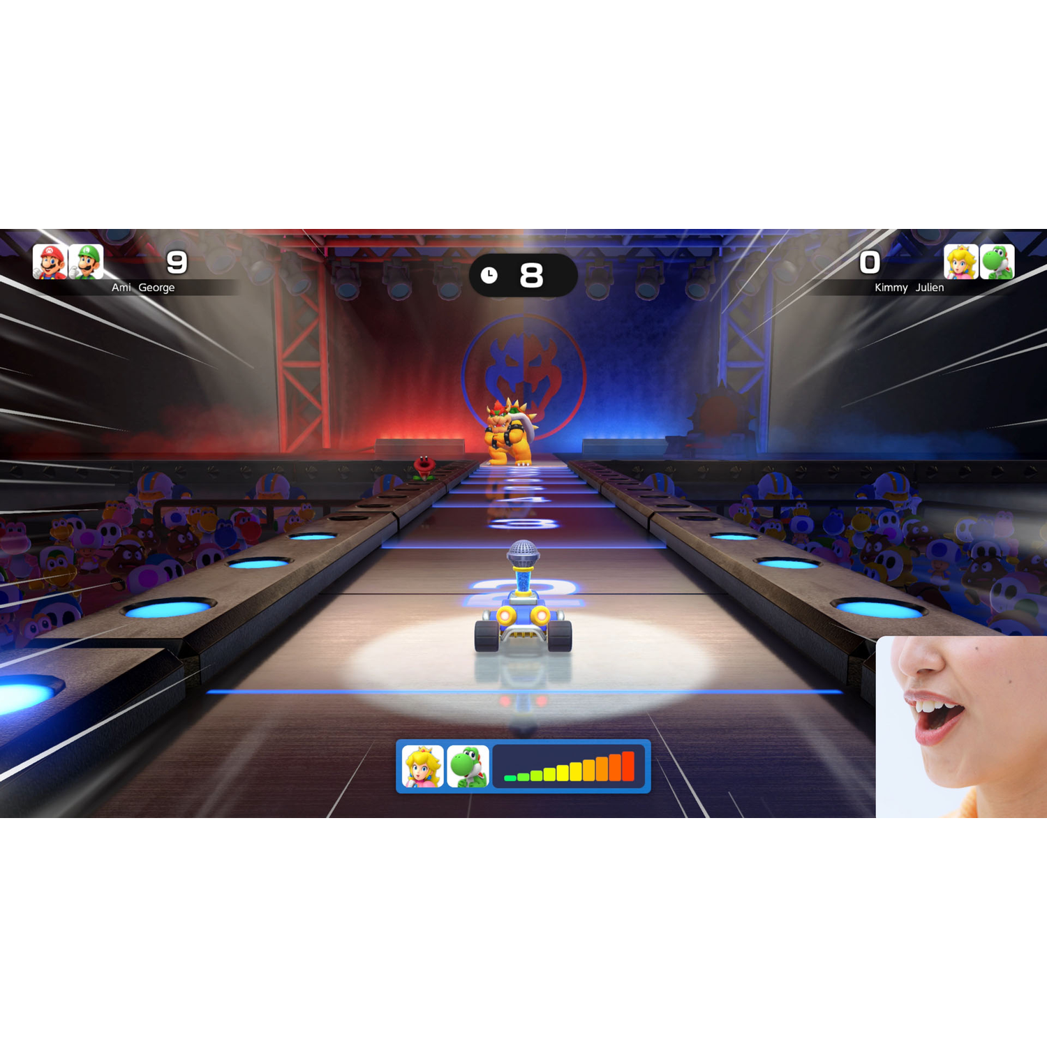 Videogame scène met karakters en scoreweergave, met voice-over.