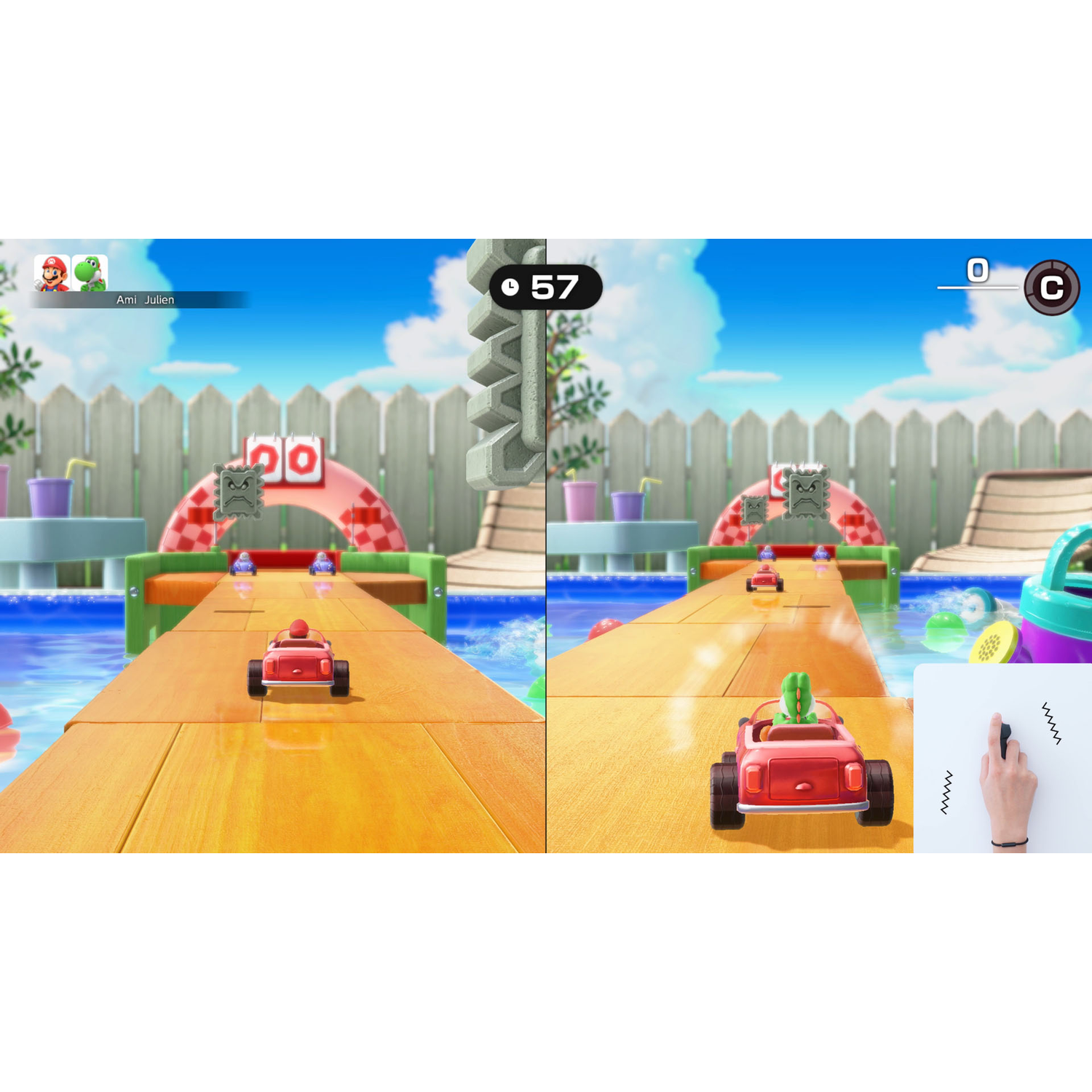 Een split-screenweergave van een spel in Mario Kart-stijl met rode auto's die racen op een houten baan.