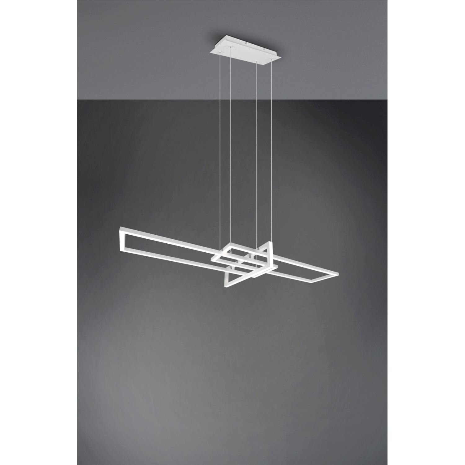 Lampadario moderno rettangolare bianco appeso a un soffitto grigio. Le luci sono accese.