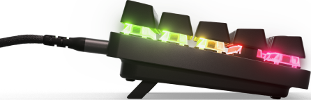 Gros plan sur un clavier noir avec des touches illuminées.