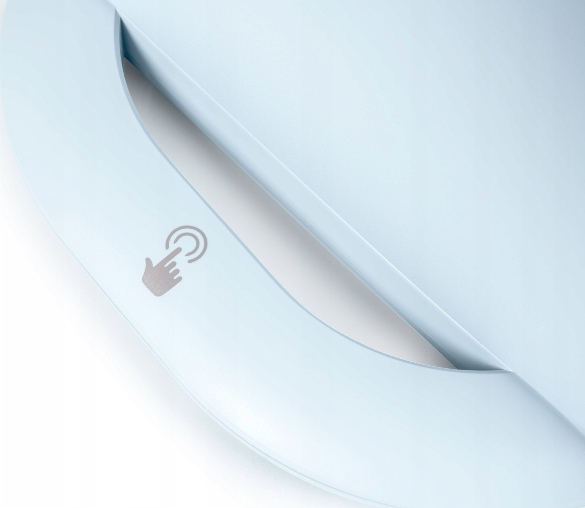 Jasnoniebieska deska do krojenia z uchwytem i ikoną dotykową.