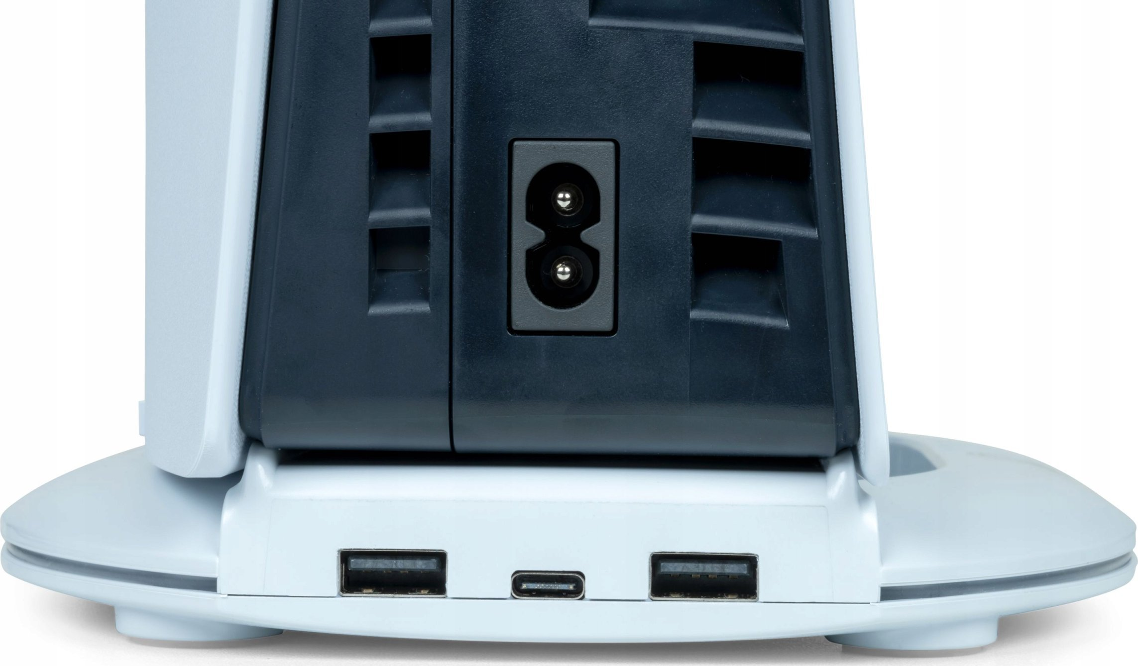 Widok z tyłu białej podstawy PlayStation 5 z portami i złączem zasilania.