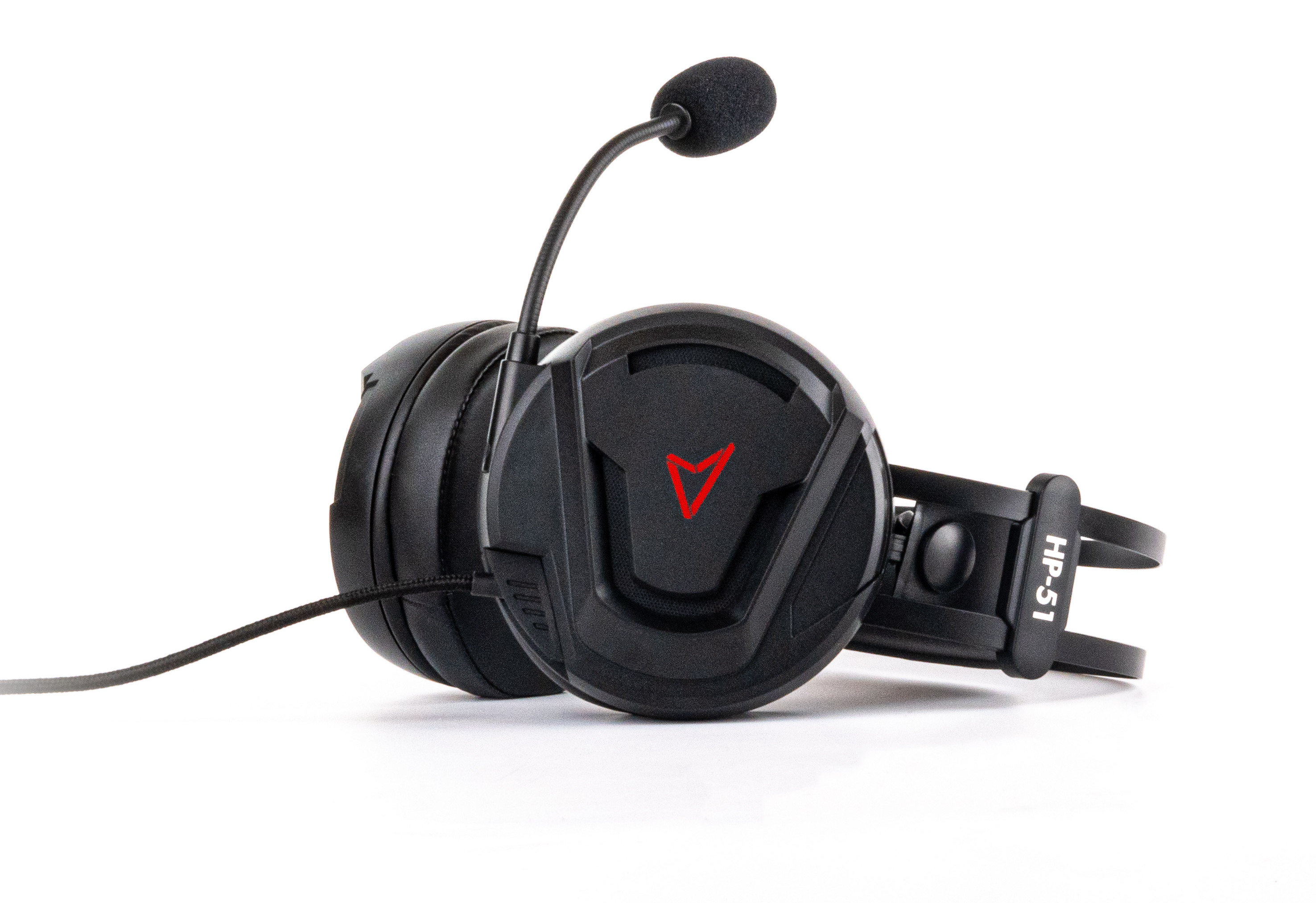 Czarne słuchawki do gier z mikrofonem. Słuchawki mają czerwone logo V na nauszniku.