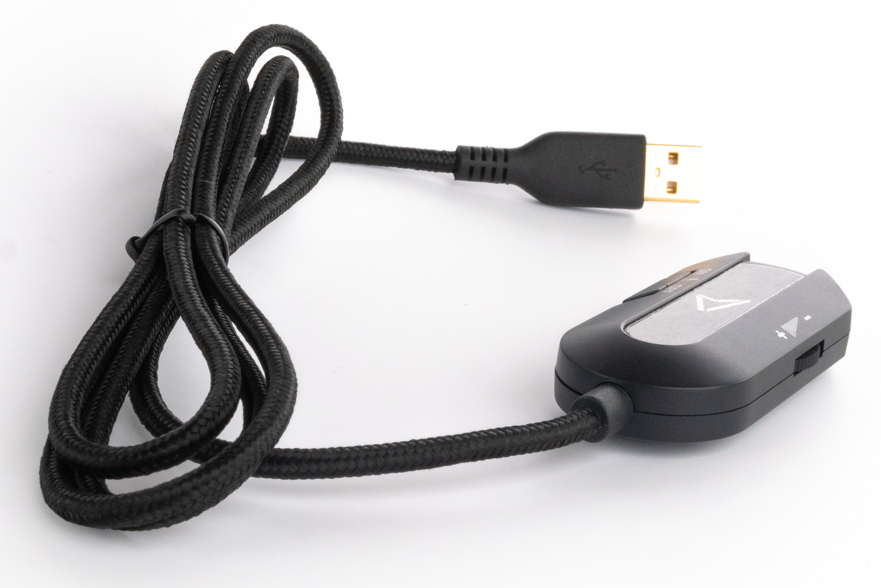 Czarny pleciony kabel USB z wtyczką USB-A i czarnym urządzeniem.