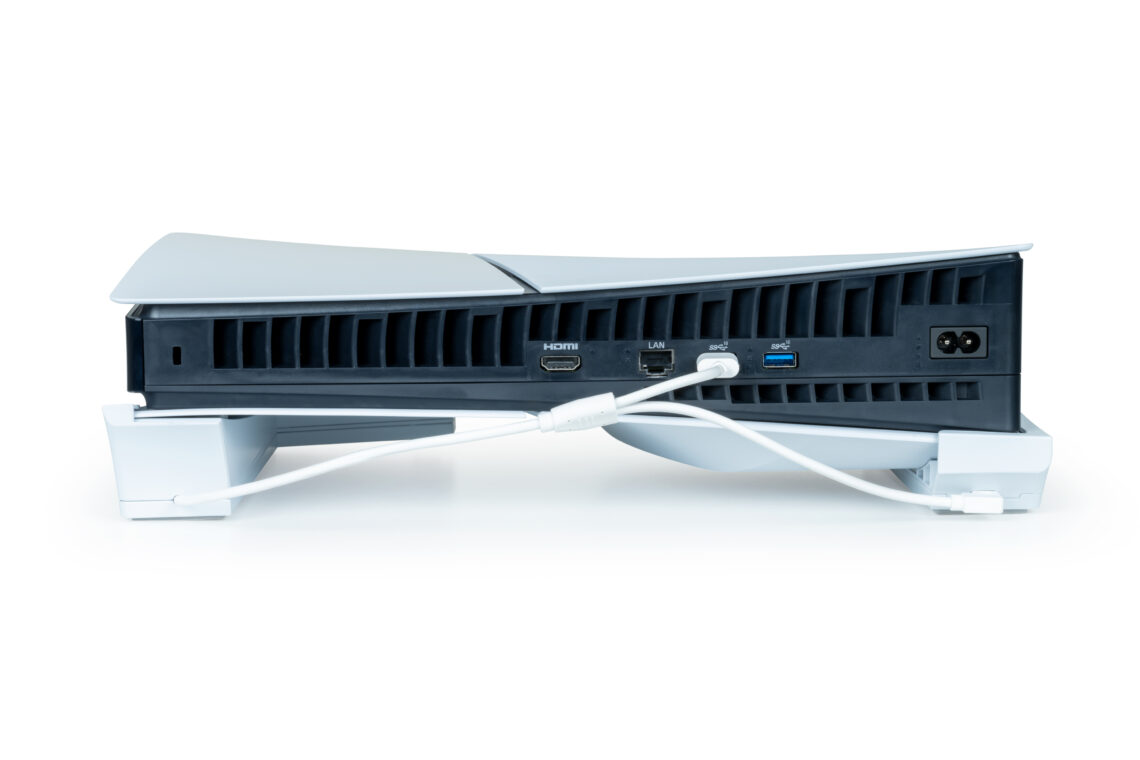 Tył białej konsoli PlayStation 5 z portami: HDMI, LAN, USB, zasilanie.