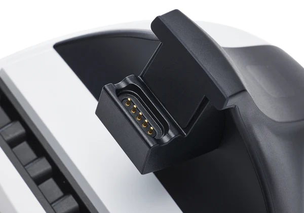 Zbliżenie stacji ładującej mysz do gier. Posiada piny kontaktowe.