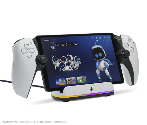 Białe urządzenie przenośne PlayStation Portal z dołączonymi kontrolerami. Ekran pokazuje interfejs gry.