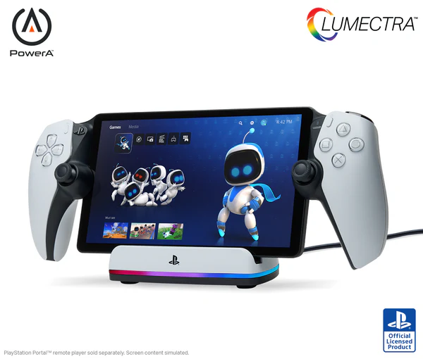 Czarny tablet z interfejsem gry zadokowany z białymi kontrolerami i ładowarką.